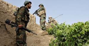 English/Anglais
AR2010-0136-12
08 June 2021
Kandahar, Afghanistan
Members of Oscar Company (O Coy) part of 1 Royal Canadian Regiment (1RCR) conduct a joint foot patrol with the Afghan National Army (ANA) near the village of Salavat west of Folad on 08 June 2010. 
JTF-Afg is CanadaÕs military contribution to Afghanistan. Canadian operations focus on working with Afghan authorities to improve security, governance, and economic development in the country. 
Photo by Cpl Keith Wazny, Joint Task Force Kandahar Image Tech, Afghanistan Roto 9
French/Franais
AR2010-0136-12
8 juin 2010
Kandahar, Afghanistan
Des membres de la Compagnie Oscar (Cie O) du 1er Bataillon, The Royal Canadian Regiment (1 RCR), ex´cutent une patrouille ? pied conjointe avec lÕArm´e nationale afghane (ANA) prs du village de Salavat, ? lÕouest de Folad, le 8 juin 2010. 
La FOI-AFG constitue la contribution des Forces canadiennes en Afghanistan. Les op´rations canadiennes privil´gient une collaboration avec les autorit´s afghanes afin dÕam´liorer la s´curit´, la gouvernance et le d´veloppement ´conomique du pays.
Photo : Cpl Keith Wazny, technicien en imagerie, Force op´rationnelle interarm´es Ð Kandahar, Afghanistan, ROTO 9